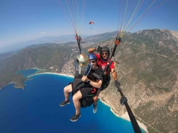 Fethiye’de Galatasaray’ın şampiyonluk kupası göklerde
