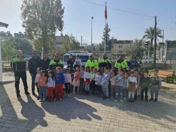 Fethiye’de polis ekipleri mesleklerini öğrencilere anlatıyor
