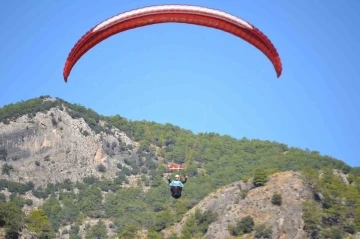 Fethiye’de sağlık personelleri yamaç paraşütü yaptı, Türk bayrağı açtı
