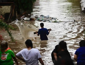 Filipinler’i Aghon Tayfunu vurdu: 3 ölü, 7 yaralı
