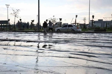 Fındık büyüklüğünde dolu yağdı, vatandaş aracının üzerini kilimle kapattı
