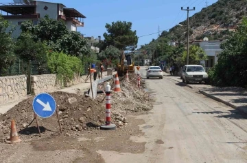 Finike’de, eskiyen içme suyu boru hattı  yenileniyor
