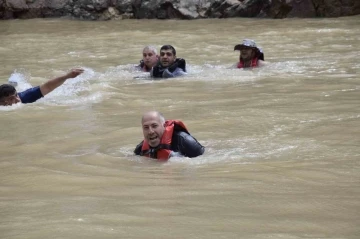 Fırat Nehrinde su sporu yapan vatandaşların bindiği muzun devrilme anı kameraya yansıdı
