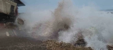 Fırtına balıkçılara zor anlar yaşattı: Teknelerini güvenli alana alabilmek için zamanla yarıştılar