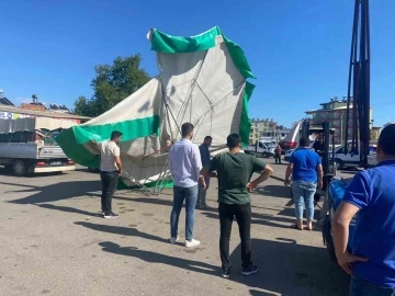 Fırtına toptancı halinde şemsiyeleri devirdi, bir araçta maddi hasar oluştu
