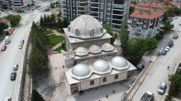 Fırtınada bir minaresi devrilen caminin diğer minaresinin kontrollü yıkımı tamamlandı
