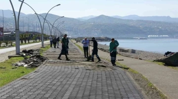 Fırtınada dalgalar nedeniyle zarar gören yürüyüş yolu onarılıyor
