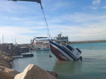 Fırtınayla birlikte suya gömülen tekne vinçle karaya çıkarıldı
