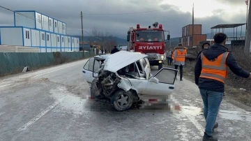 Forklifte çarpan otomobil kağıt gibi ezildi: 4 yaralı
