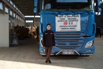 Fransa’dan kendi tırıyla yardım getiren 24 yaşındaki kadın Kahramanmaraş’a ulaştı