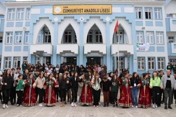 Fransa ve Romanyalı öğrenciler halay çekip keledoş yedi
