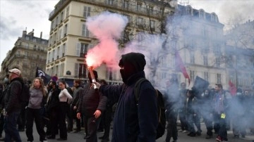 Fransa'da göstericiler Paris Havalimanı'nın girişini kapattı