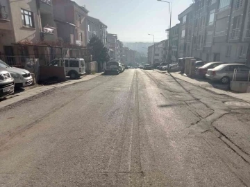 Freni arızalanan kamyonet park halindeki araçların arasına daldı
