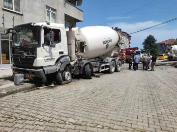 Freni boşalan beton mikserini tabela ve kaldırıma çarparak durdurabildi
