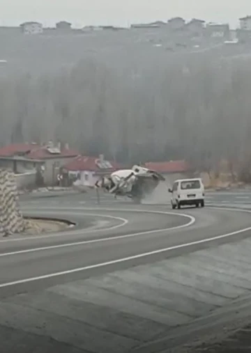 Freni boşalan beton mikserinin devrilme anı cep telefonu kamerasında
