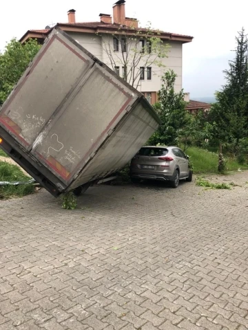 Freni boşalan kamyon aracın üzerine devrildi
