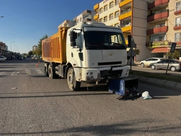 Freni boşalan kamyon araçların arasına daldı
