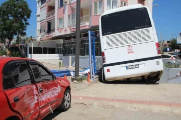 Freni boşalan otobüs, otomobile çarpıp markete girdi
