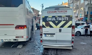 Freni boşalan otobüs park halindeki 4 araca çarptı: 2 yaralı