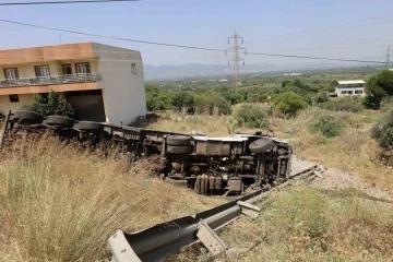 Freni boşalan park halindeki tır devrildi
