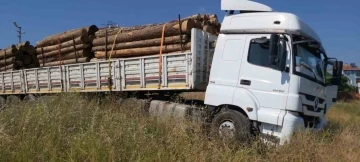 Freni boşalan tır lastiğinin patlamasıyla durdu