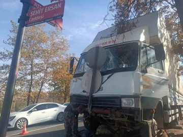 Freni patlayan kamyonet direğe çarparak durabildi
