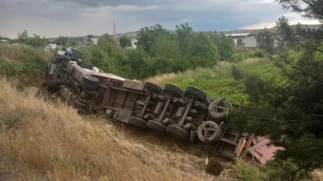 Freni patlayan tır şarampole devrildi
