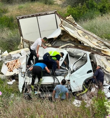 Freni tutmayan kamyonet devrilip paramparça oldu, yaralı sürücü hastaneye kaldırıldı
