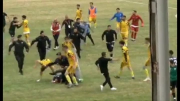 Futbolu bırakıp yumruklaştılar, maçta 16 kırmızı kart çıktı
