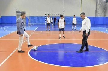 Futsal turnuvası il müdürlerinin vuruşuyla başladı
