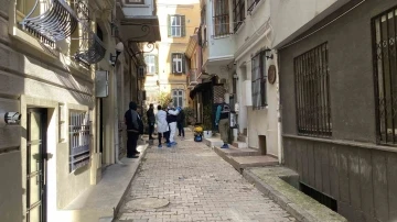 Galata’da şüpheli ölüm: Norveçli turist ölü bulundu, Yunan turist hastanede
