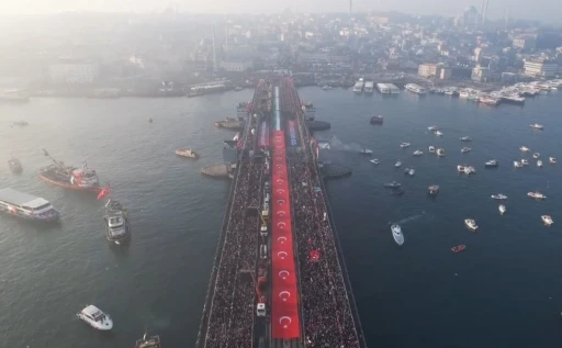 Galata Köprüsü’nde düzenlenen Gazze’ye destek yürüyüşüne balıkçılar tekneleriyle katıldı
