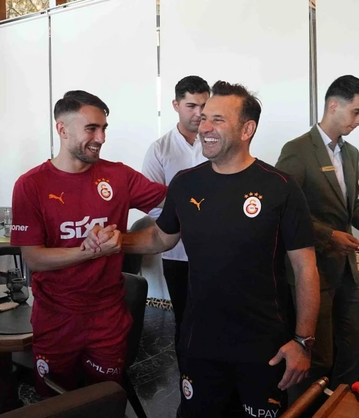 Galatasaray’da Okan Buruk’un doğum günü kutlandı
