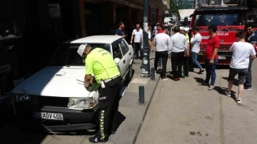 Gaz teli takılı kalan otomobil kaldırıma çıktı: 2 yaralı
