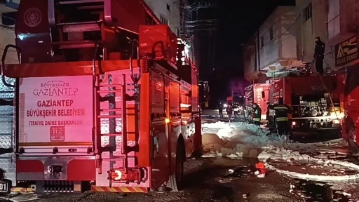 Gaziantep’te ayakkabı ve terlik imalathanesinde yangın
