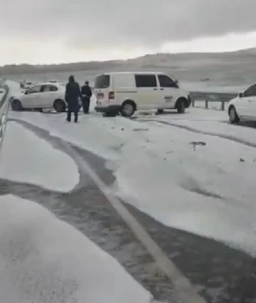 Gaziantep’te dolu yağışının beyaza bürüdüğü yolda zincirleme kaza
