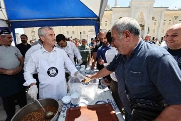 Gaziantep’te her gün 12 bin kişiye aşure ikram ediliyor
