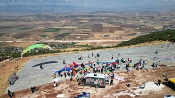 Gaziantep’te yamaç paraşütü heyecanını depremzede çocuklar merakla izledi
