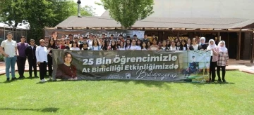 Gaziantep’teki afetzede gençlere atla terapi hizmeti
