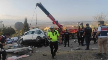 Gaziantep'te seyir halindeki kamyon trafik ışığındaki 3 araca çarptı: 5 ölü, 17 yaralı