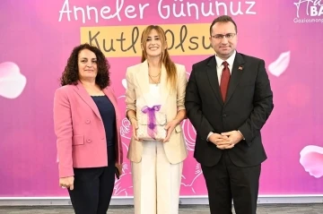 Gaziosmanpaşa Belediye Başkanı Bahçetepe kadın çalışanların Anneler Günü’nü kutladı
