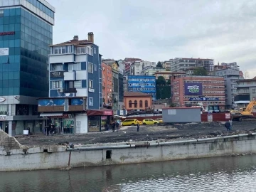 Gazipaşa Caddesi’nde çevre düzenlemesi sürüyor
