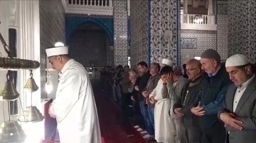 Gazze’deki hastane saldırısında hayatını kaybedenler için gıyabi cenaze namazı kılındı
