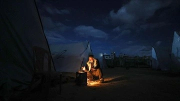 Gazze'de yerlerinden edilen Filistinliler zorluklar içinde hayatlarını sürdürmeye çalışıyor