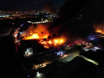 Geceyi aydınlatan yangın 8 saat sonra kontrol altına alındı