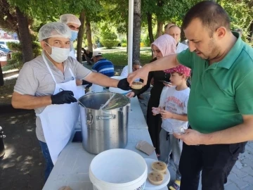 Gediz Belediyesinden vatandaşlara aşure ikramı
