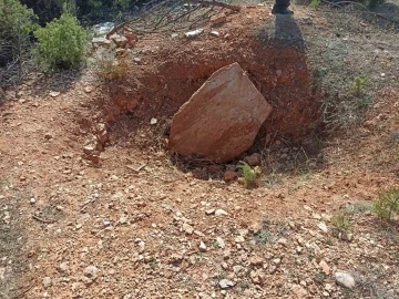 Gediz’de tarihi mezarların bulunduğu alan defineciler tarafından tahrip edildi
