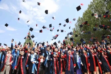 Gediz Sağlık Hizmetleri Meslek Yüksekokulu’nda mezuniyet coşkusu
