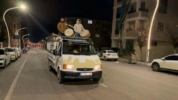 Geleneği sürdürmek için kamyonetin kasasında davul çalıyorlar
