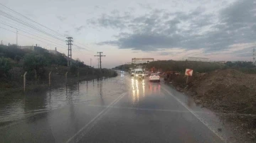 Bursa Gemlik’te sel suları yolu kapattı, trafik aksıyor